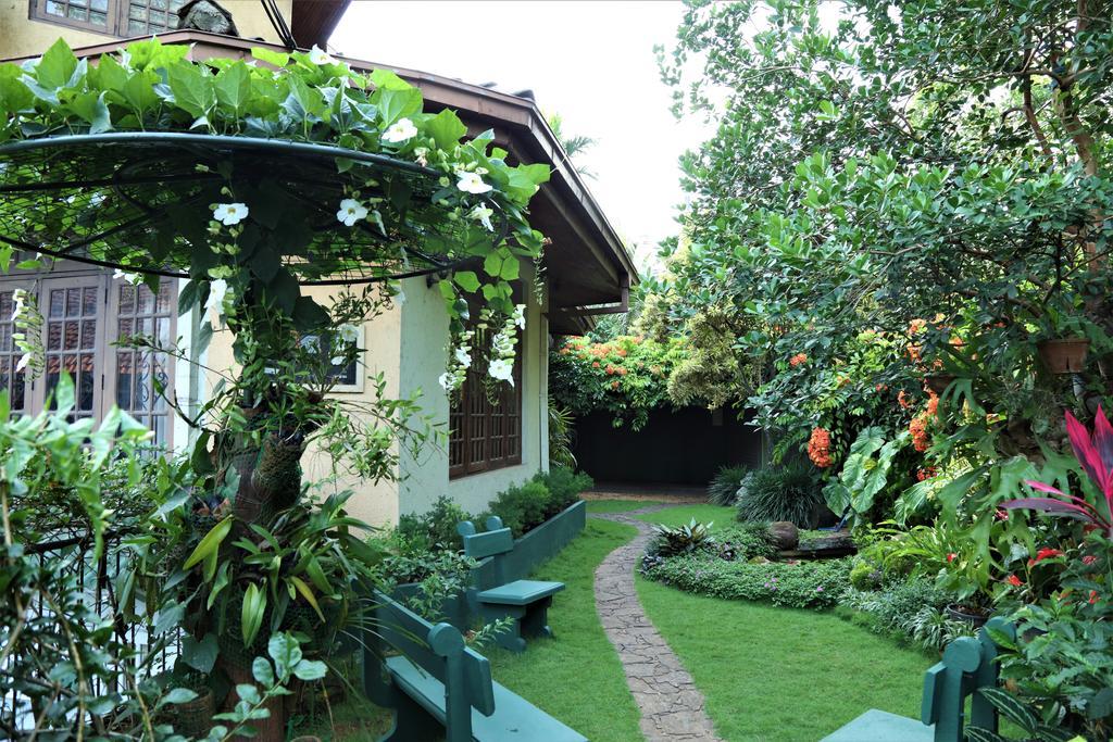 Glory Homestay Канди Екстериор снимка