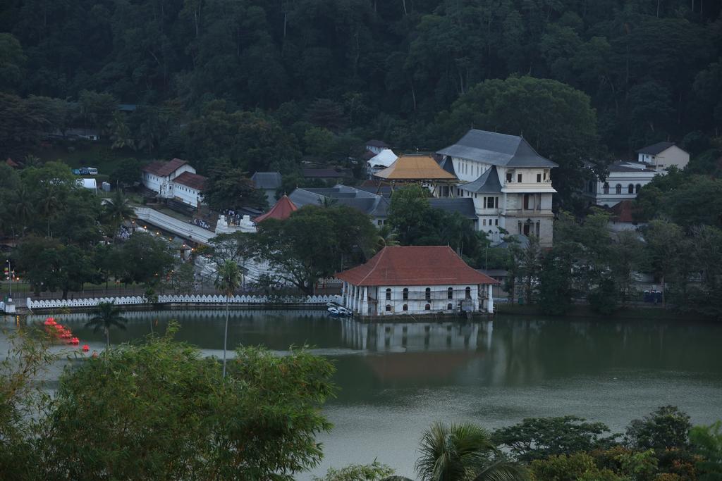 Glory Homestay Канди Екстериор снимка